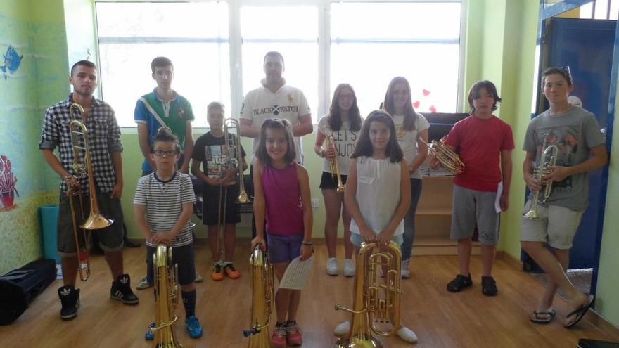 Algunos de los participantes en la colonia musical. Por la izquierda, en la fila de detrás, Santi Novoa, Alfredo Oria, Pelayo Álvarez, David Colado, Carmen Llena, Aroa González, Jonathan Ken y Luis Ángel Sánchez. En primer término, los pequeños Rodrigo Colado, Inés Carvajal y Leyre Seco.