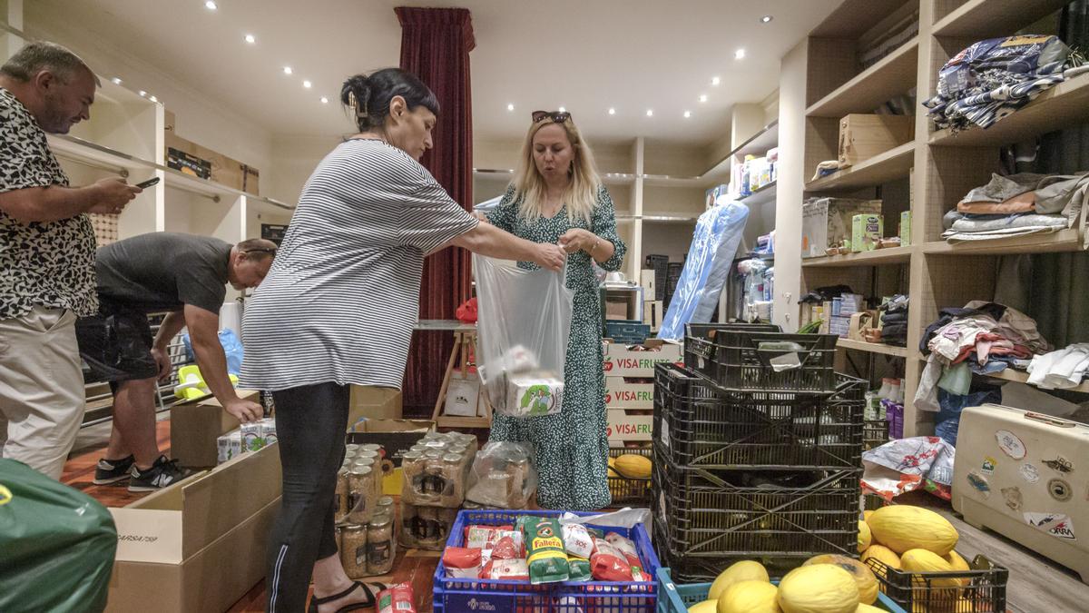 Refugiados ucranianos recogiendo comida y ropa en Son Quint, en la asociación Amar Ucraïna.