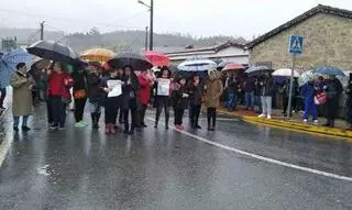 El déficit de médicos y enfermeras moviliza a los vecinos ante los centros de salud