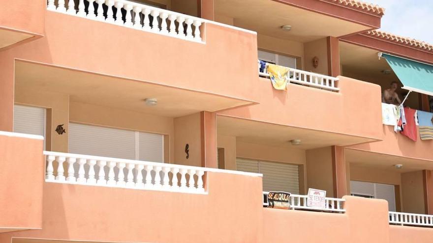 En La Manga todavía se ven apartamentos cerrados y carteles de &#039;se alquila&#039;.