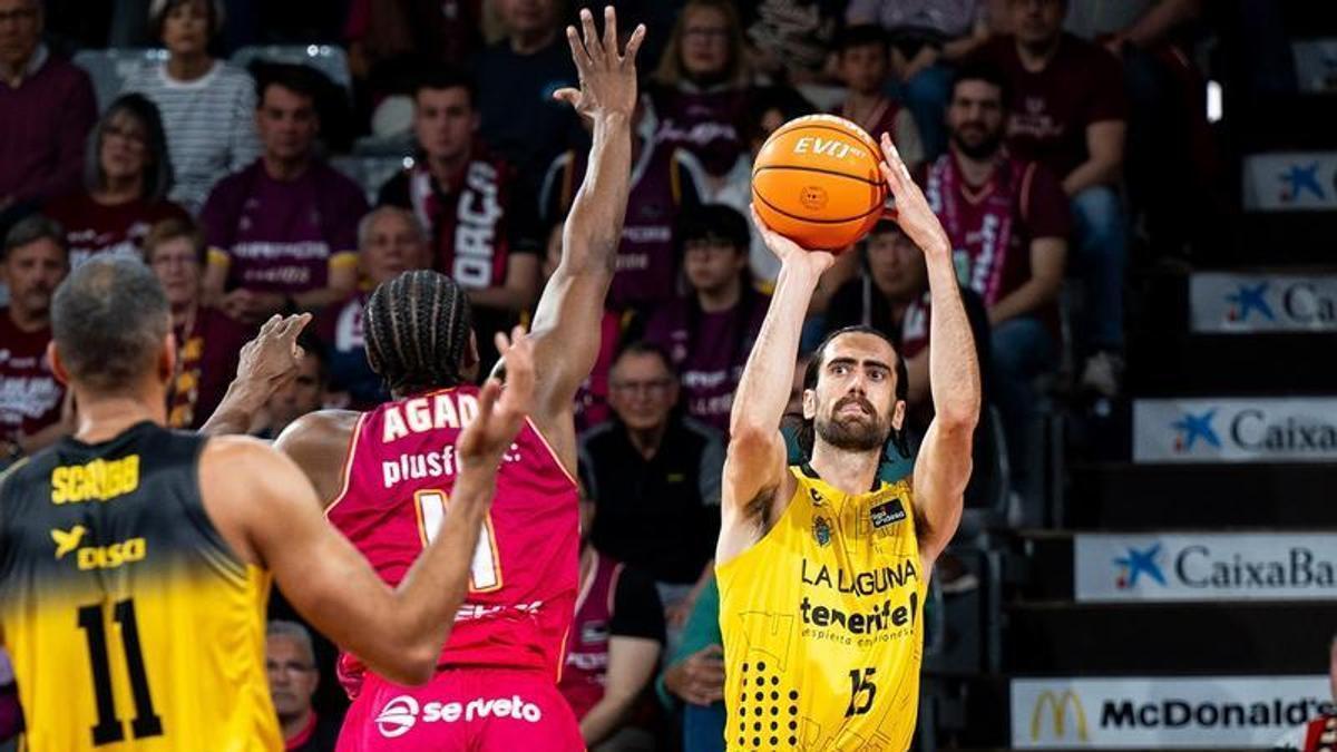 Joan Sastre tira a canasta en el partido Lleida-La Laguna Tenerife.