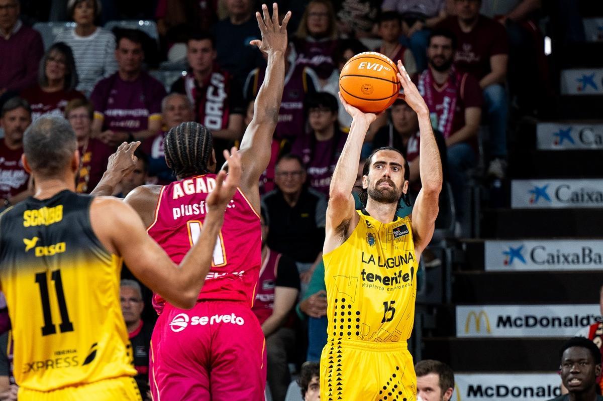 Joan Sastre tira a canasta en el partido Lleida-La Laguna Tenerife.