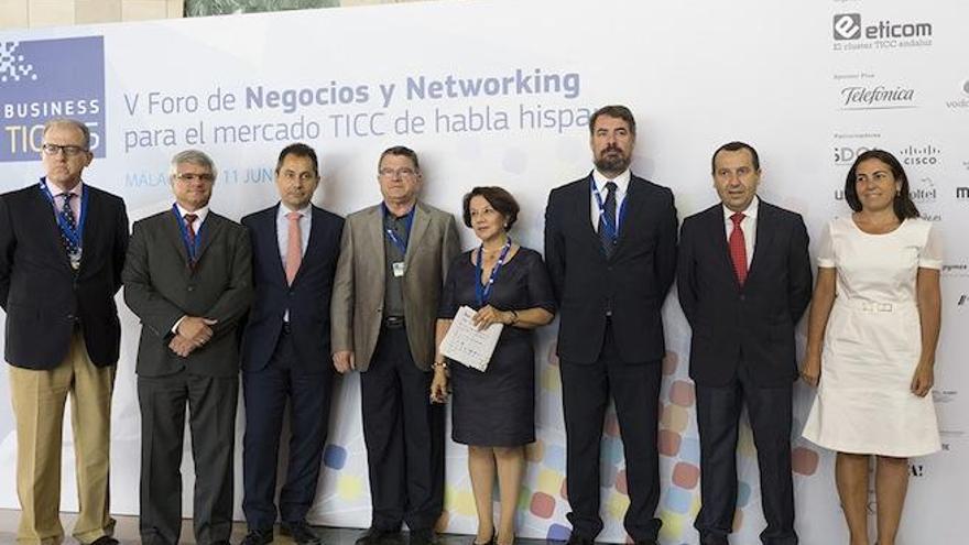 Los organizadores del foro, durante la inauguración.