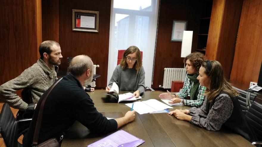 Paloma Castro junto a los diferentes representantes de las tres entidades sociales