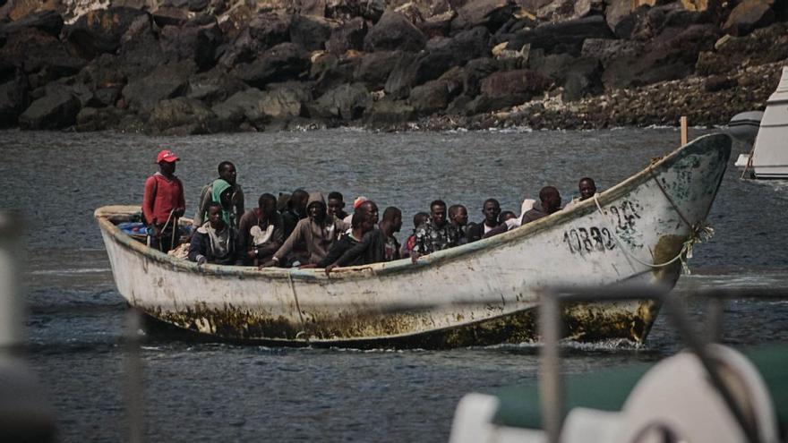 Rescatan dos embarcaciones con más de cien migrantes en aguas canarias