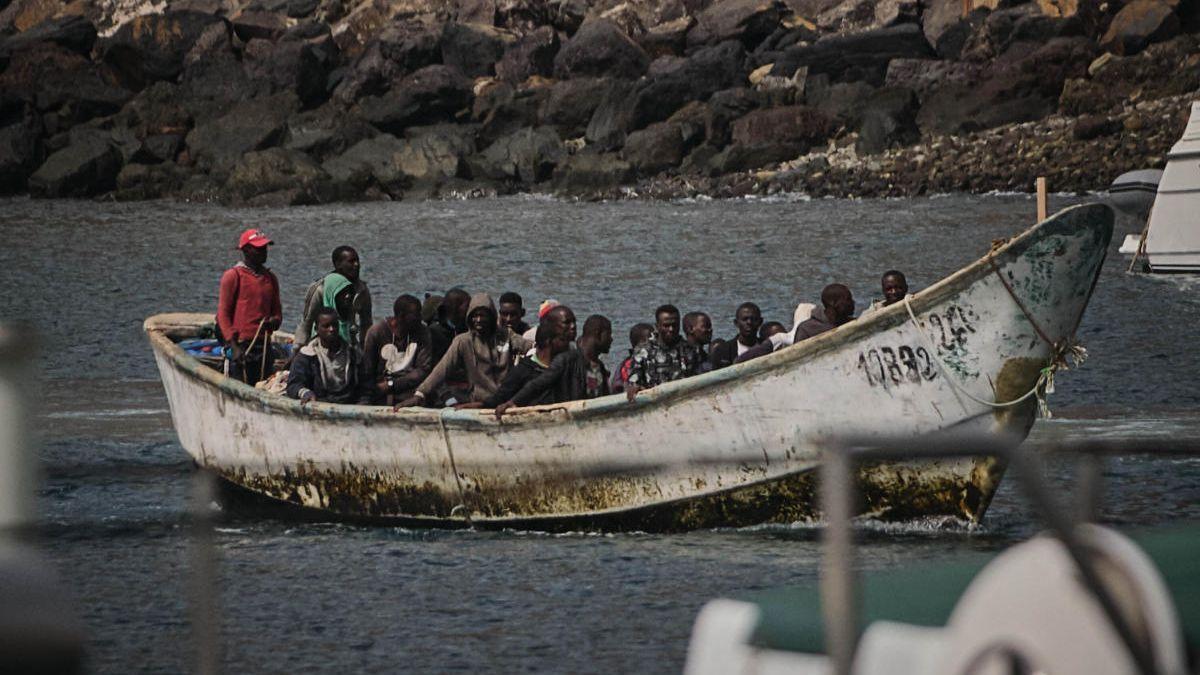 Llegada de una embarcación con inmigrantes a las costas de Canarias.