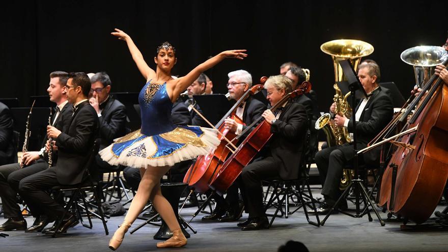 El Concerto de Nadal de la Banda Municipal con la Coral El Eco llena el Teatro Colón