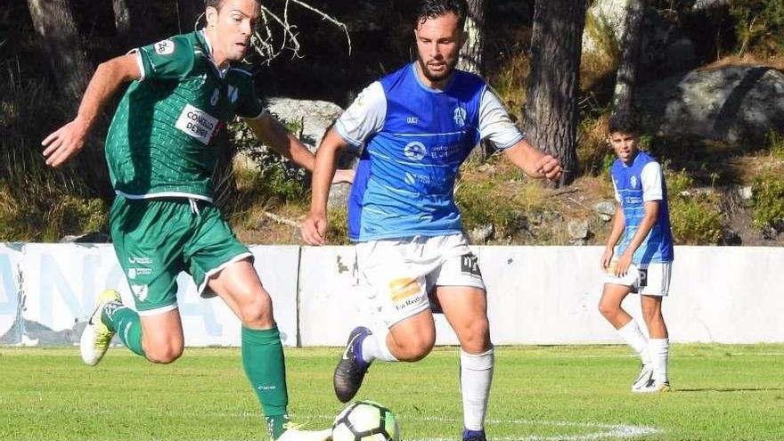 Borja Yebra, del Coruxo, persigue a un jugador del Ourense CF, ayer en Baiona. // José A. Díaz