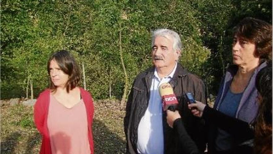 Maribel Fuertes (arqueòoga), Joan Espona (alcalde) i Anna Maria Puig (alcalde).