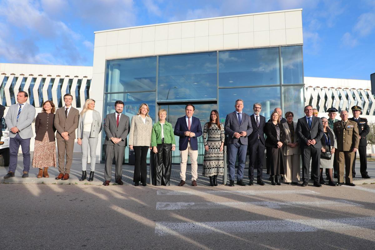 Instante previo al acto de toma de posesión, en el aeropuerto de Castellón.