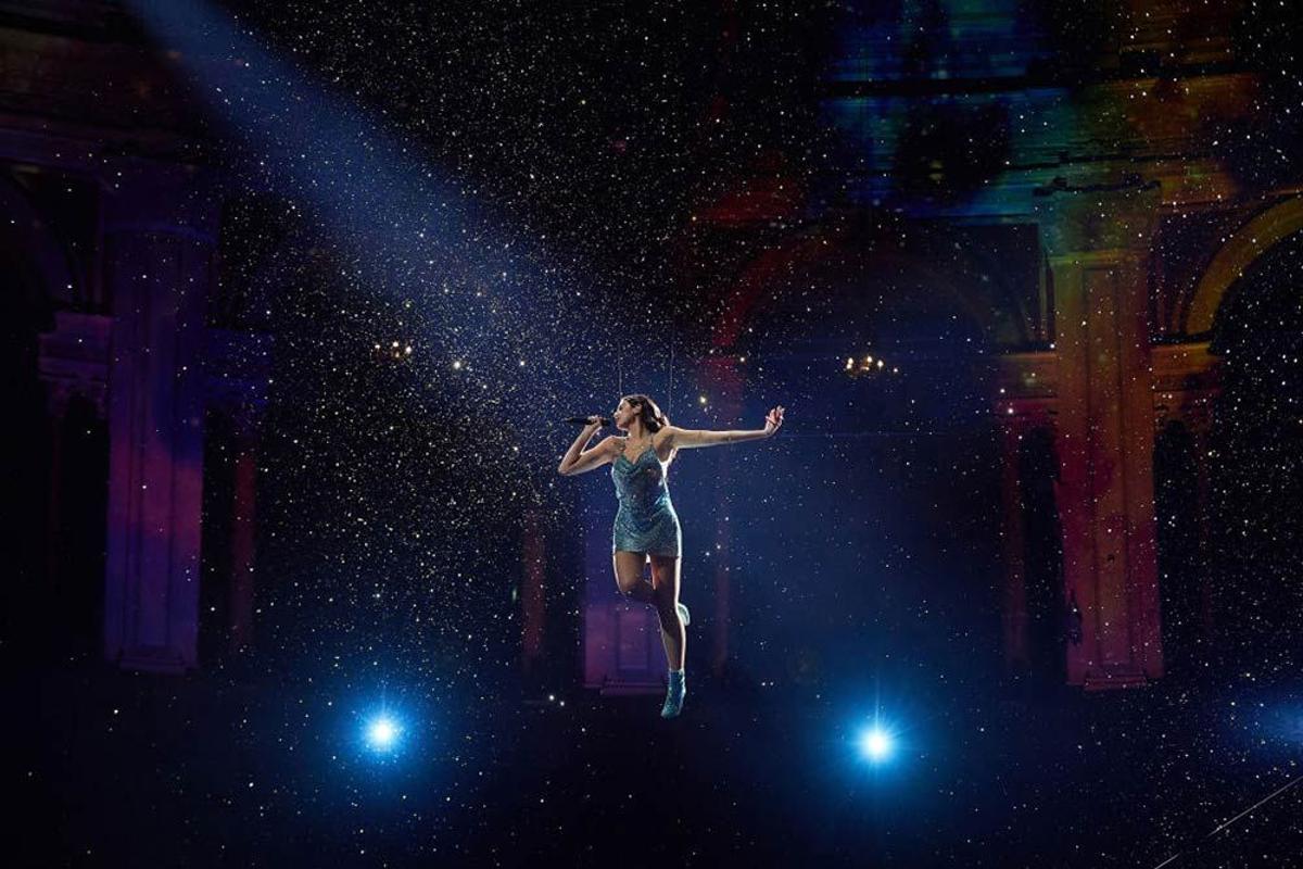 Dua Lipa acabó su actuación levitando sobre el escenario del Royal Albert Hall de Londres en los AMA's 2020