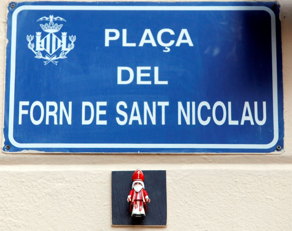 Figuras de Playmobil adornan las placas de calles en el centro de València