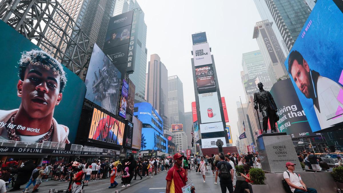 Carteles luminosos de Lionel Messi y Lamine Yamal ambientan Times Square