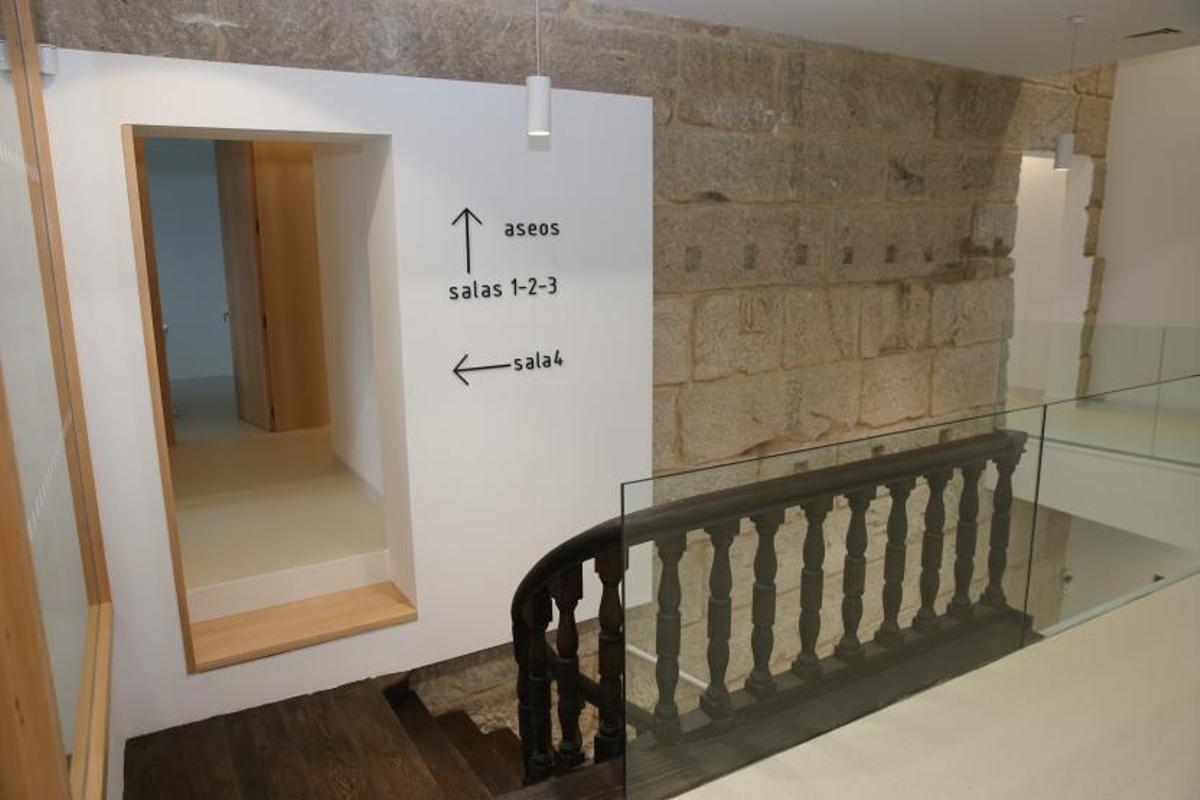 Las indicaciones en la parte superior de la escalera. | // SANTOS ÁLVAREZ