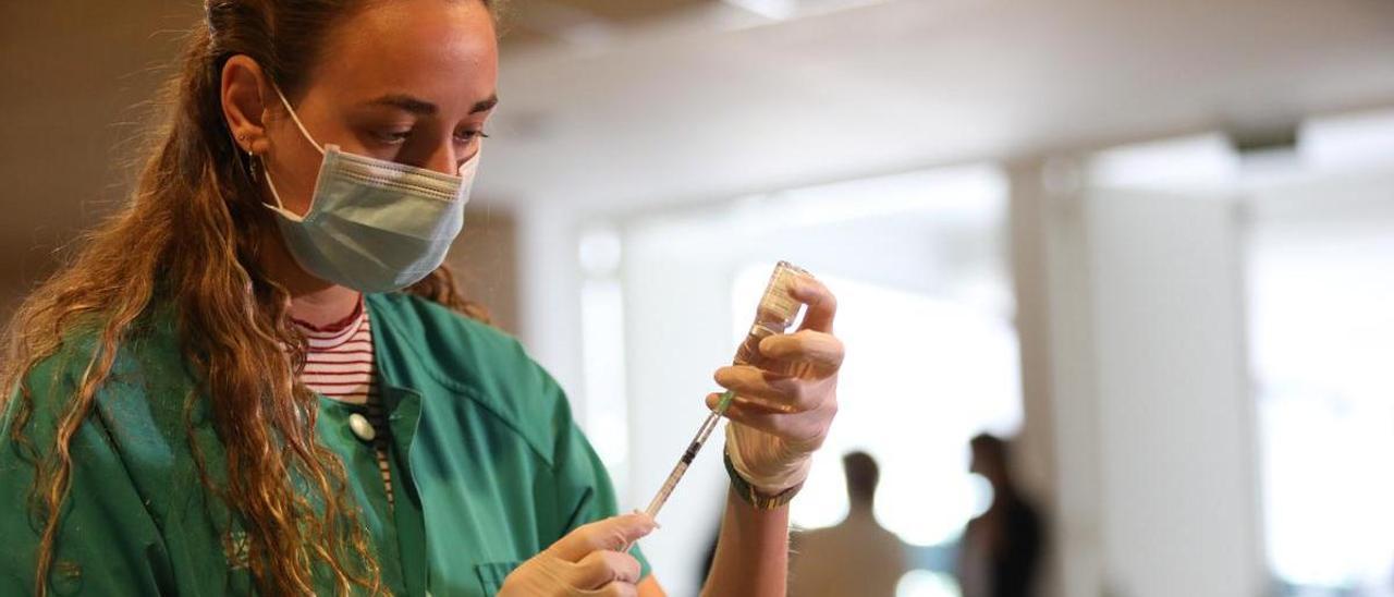 Una enfermera prepara una dosis de la vacuna contra la gripe, la semana pasada en Zaragoza.