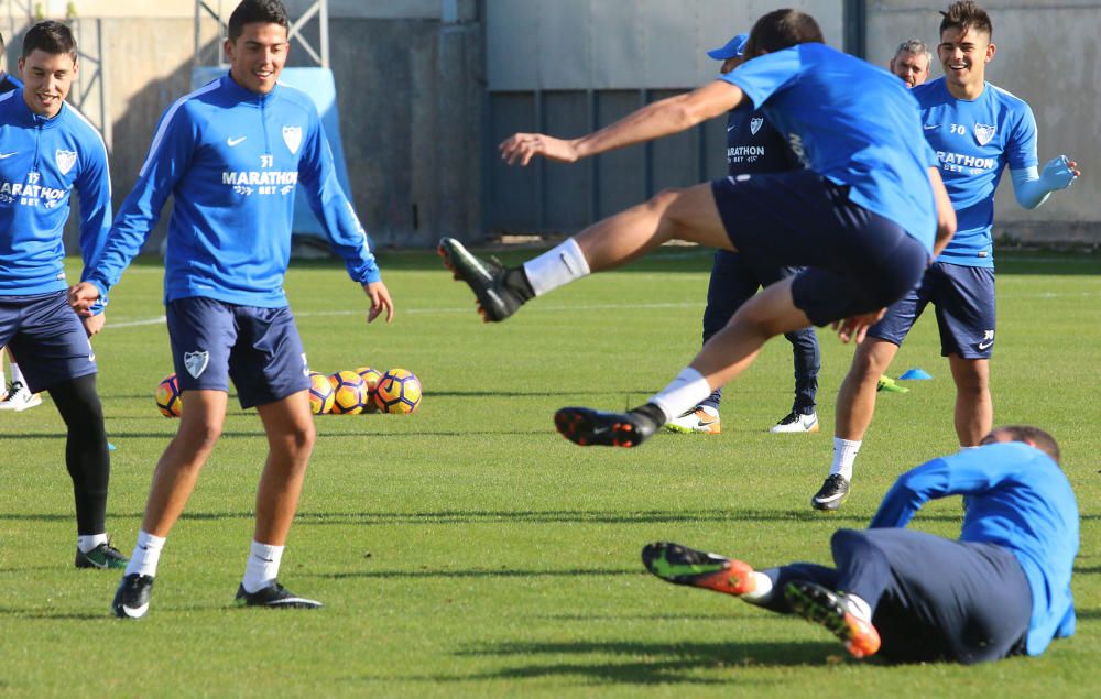 La primera plantilla, con la ausencia de Carlos Kameni y la visita del exmalaguista Juanmi, vuelve al trabajo tras las vacaciones de Navidad bajo las órdenes de Marcelo el ''Gato'' Romero.