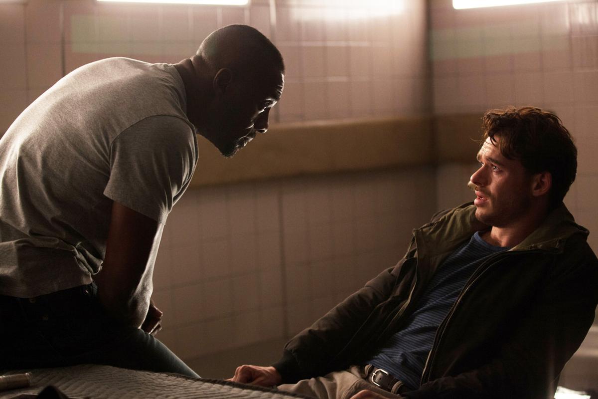 Idris Elba interroga a Richard Madden, en una escena de la película 'Asalto en París'.