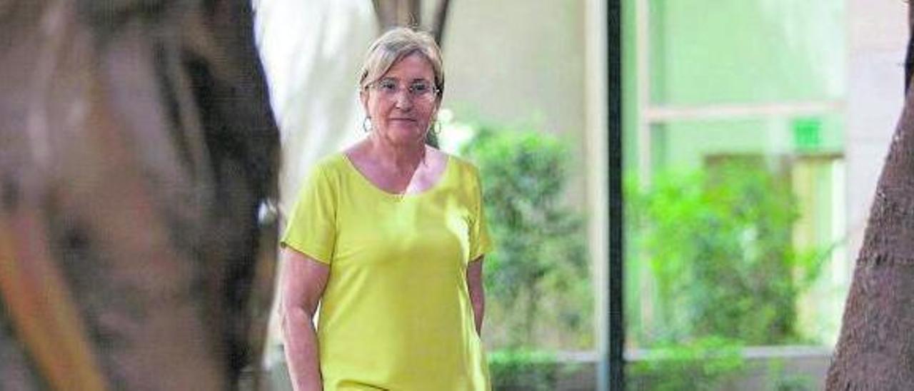 La síndica del PSPV en las Corts, Ana Barceló, en el jardín del Palau dels Borja el jueves entre el tronco del centenario ficus. | FERNANDO BUSTAMANTE