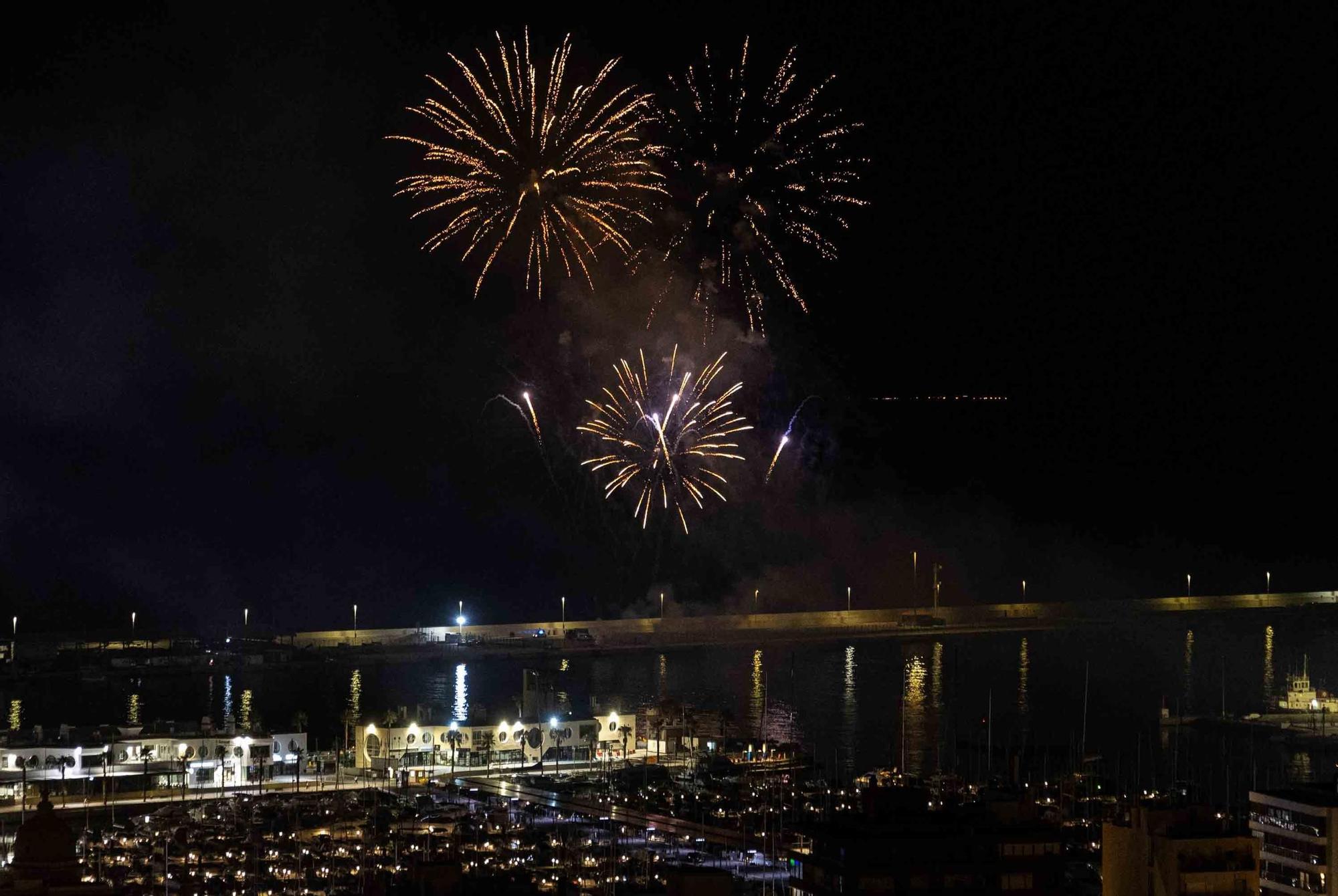 El castillo de fuegos del 9 d'octubre ilumina Alicante