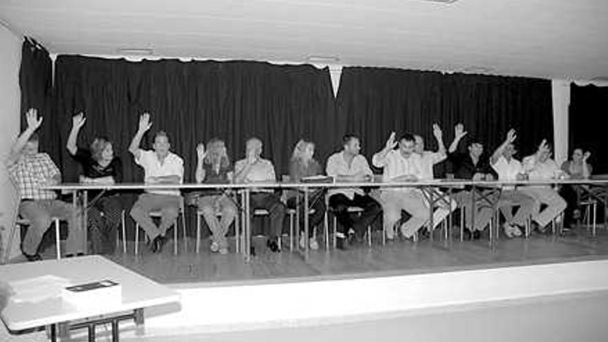 Imagen de la mesa con los trece miembros de la nueva junta municipal de distrito.