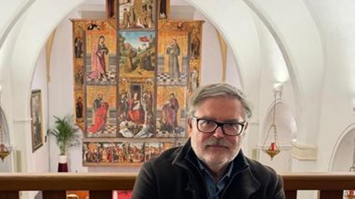El profesor Martí Vila, junto al retablo de Jesús