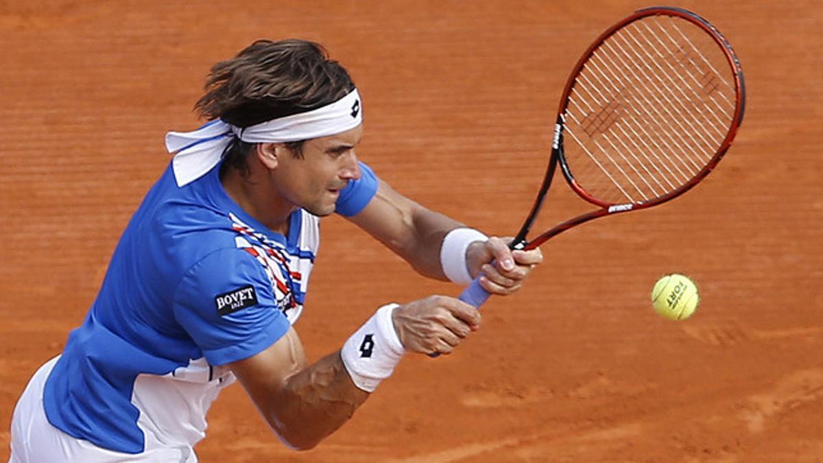 David Ferrer devuelve una bola a Jeremy Chardy durante el torneo de Montecarlo