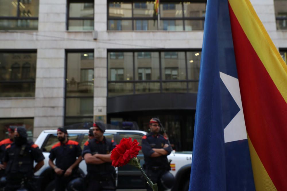 Imatges dels manifestants que han sortit als carrers de Barcelona, ja de tarda.