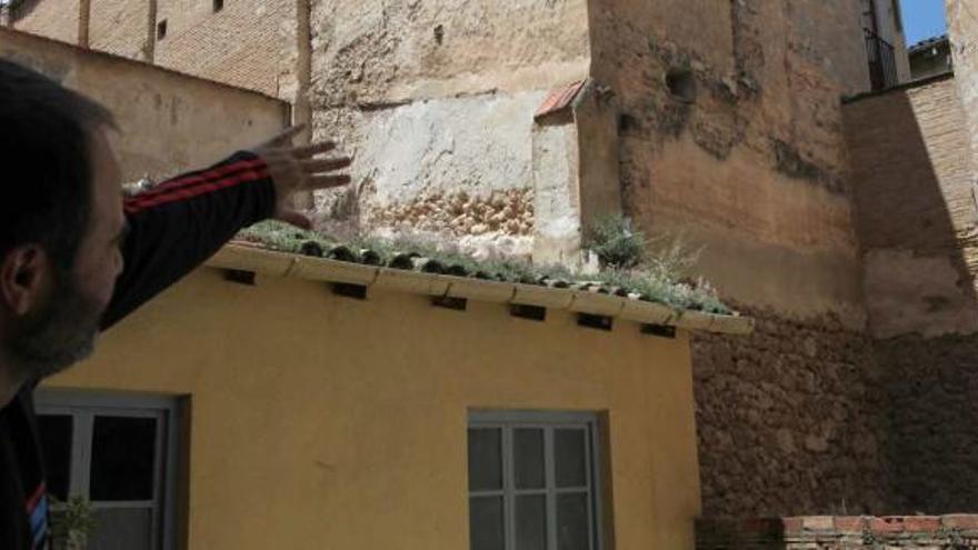 Los restos de muralla han sido localizados en los patios interiores de algunas casas.