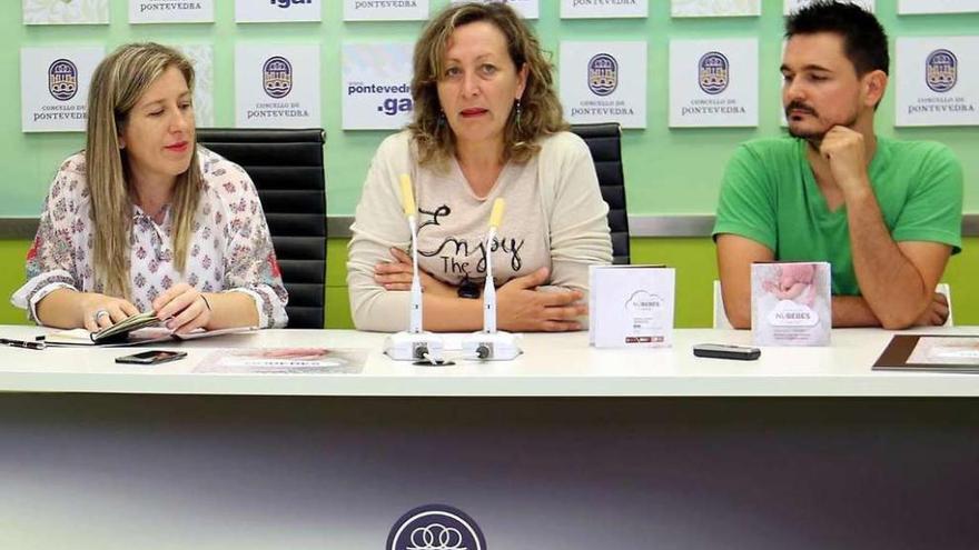 Andrea Bayer, Carmen Fouces y Óscar Ferreiro, ayer durante la presentación. // Rafa Vázquez