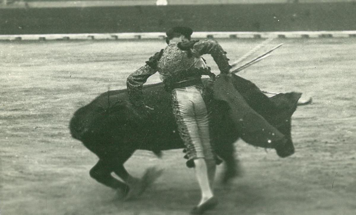 Granero, ataviado del traje celeste y azabache , realizando el pase de la firma (Serrano - 1921)