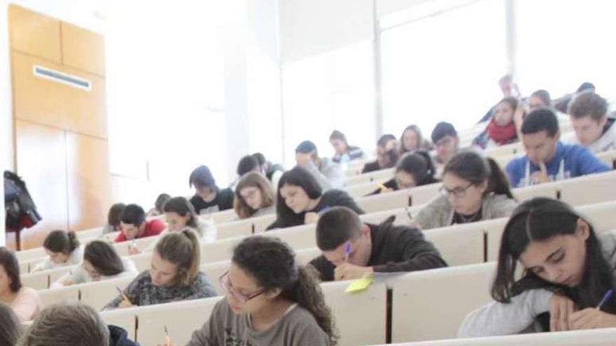 Estudiantes haciendo la selectividad. // FdV