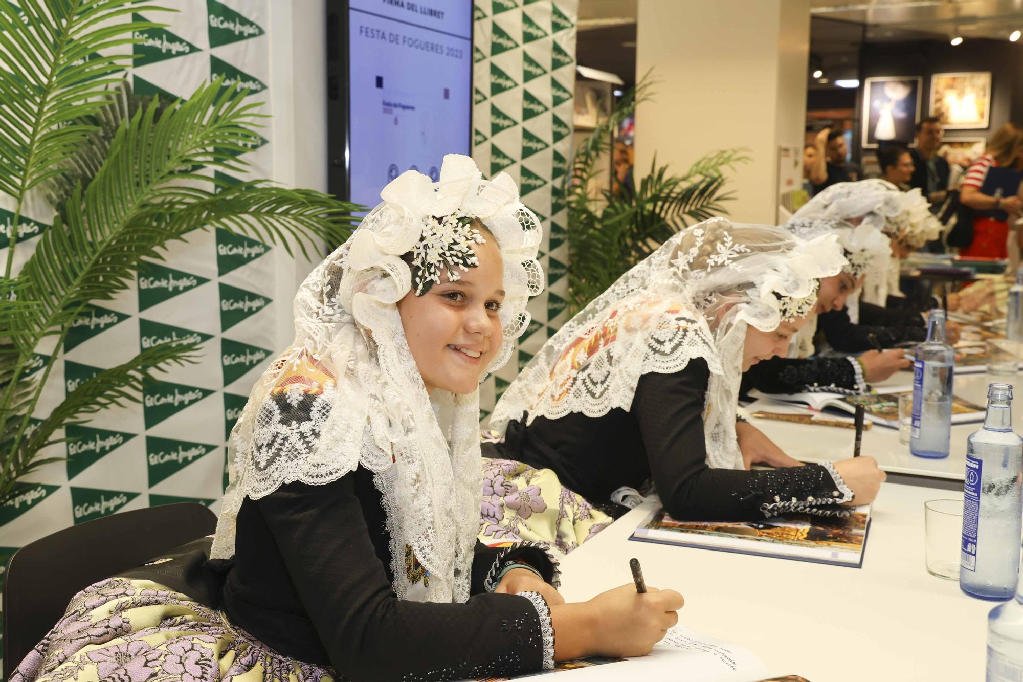 Les Belleas del Foc y sus Damas de Honor firman el Festa de Fogueres en El Corte Inglés