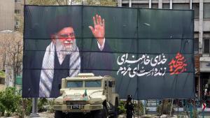 Un miembro de las fuerzas de seguridad iraníes, este lunes en Teherán.