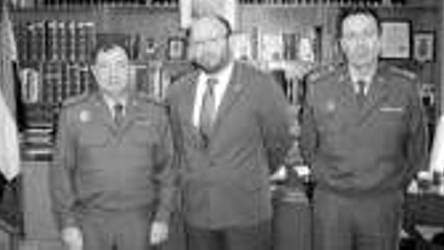 El general de división, jefe de Tráfico de la Guardia Civil, visita al subdelegado del Gobierno cacereño