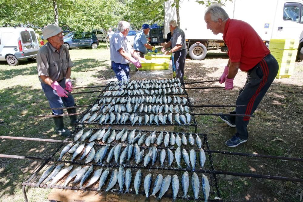 Cientos de personas celebran una sardinada en Nigrán para celebrar el inicio del verano.