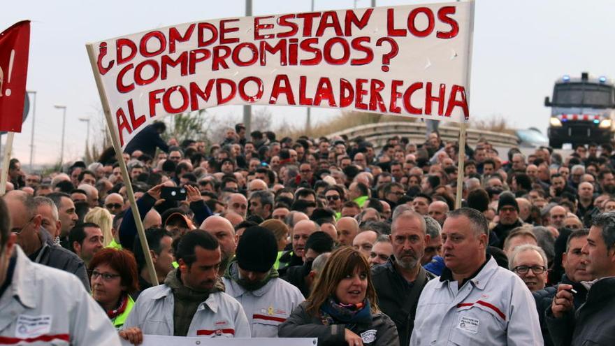 Els treballadors de Nissan es manifesten a la planta de la Zona Franca |