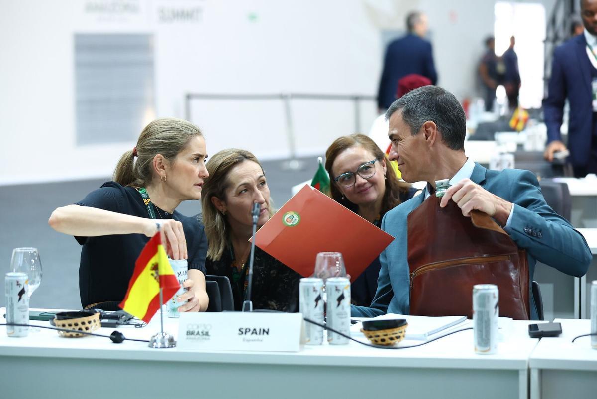 El presidente del Gobierno, Pedro Sánchez (d), y la vicepresidenta tercera y ministra para la Transición Ecológica y el Reto Demográfico, Sara Aagesen (i), durante la inauguración de la cumbre del clima de Belém (COP30).