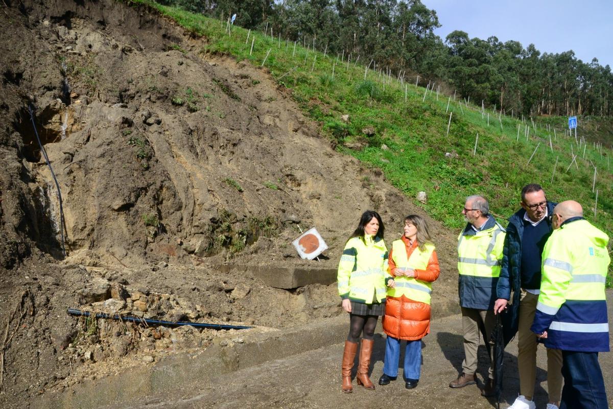 La conselleira de Infraestructuras (primera Izda.) en la visita de este viernes al talud desprendido en la autovía en Moaña.