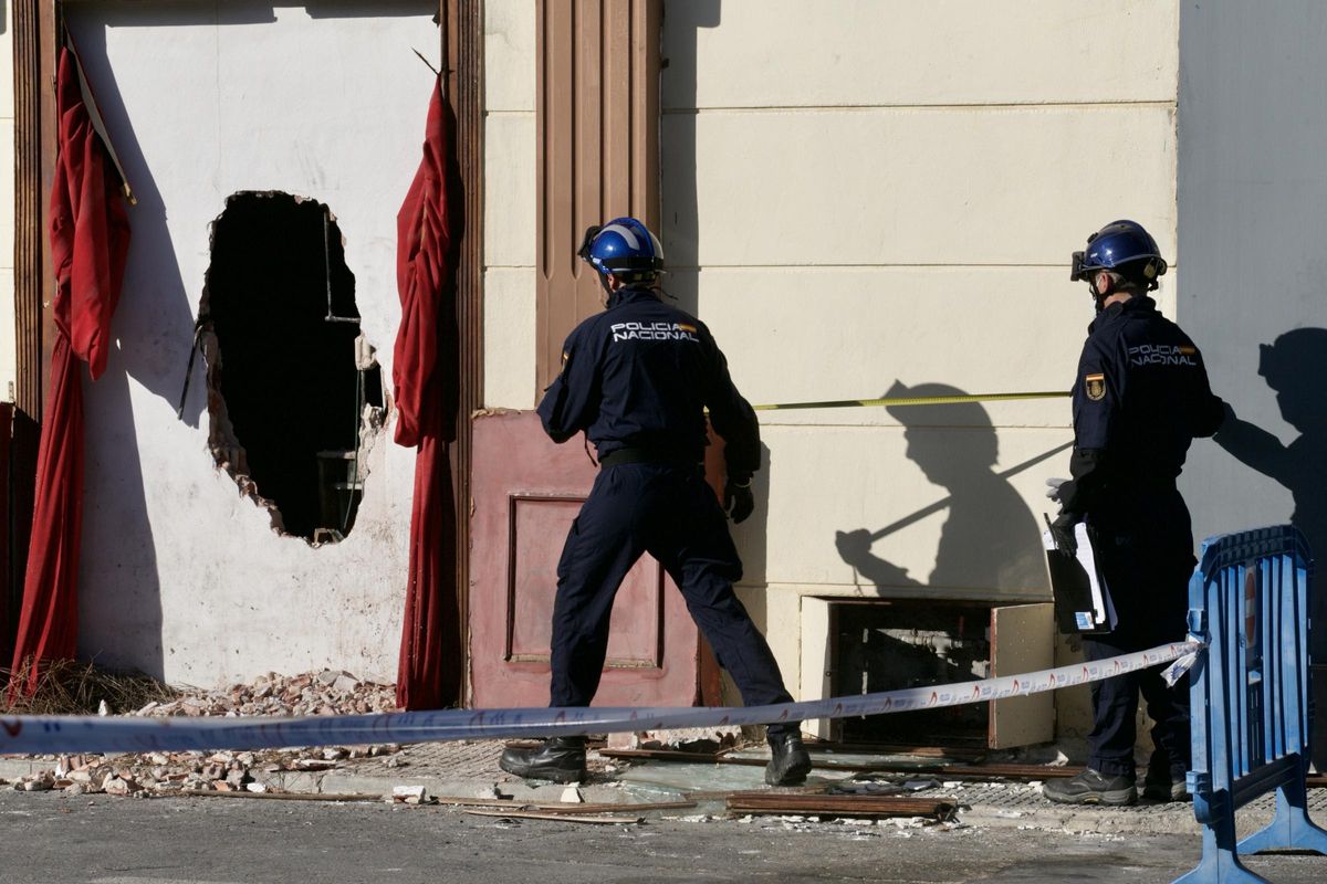La Policía Científica trabaja en la zona afectada.