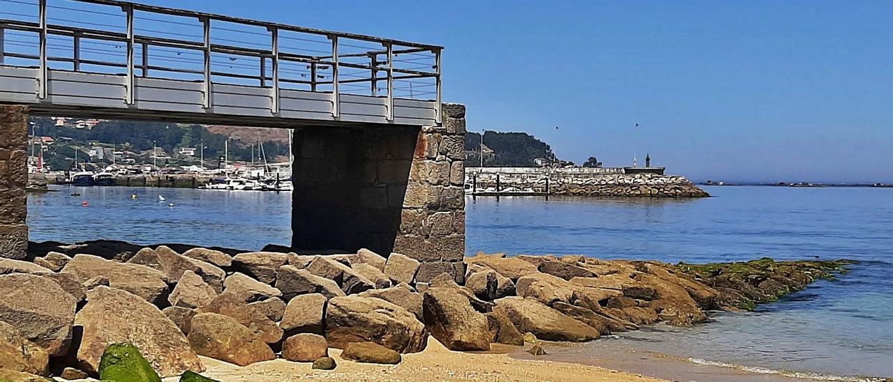 El muelle de Attilio desde Pescadoira, el actual espigón y al fondo el dique del puerto de Bueu. |   // FDV