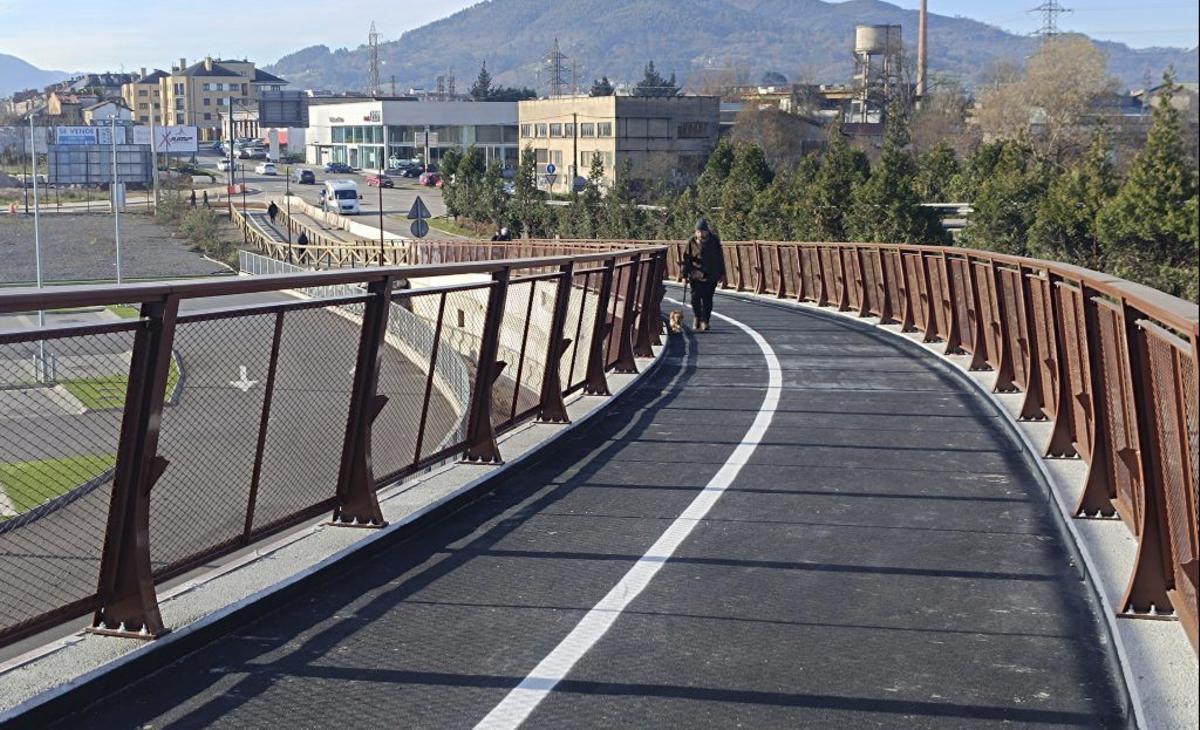 La pasarela, con  Lugones al fondo.| L. R.