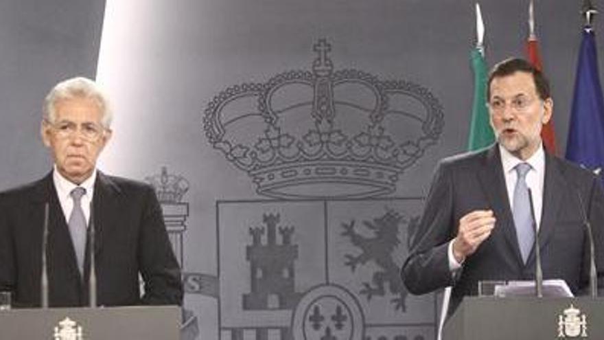 Rajoy, junto a Monti.