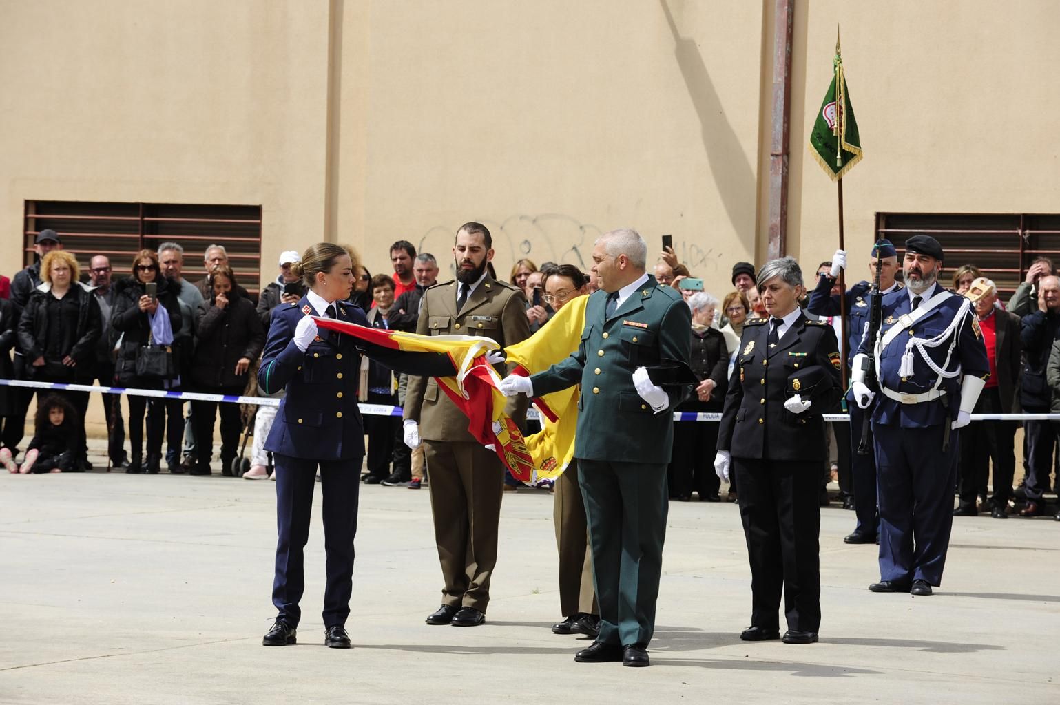 Izado de bandera en Burganes de Valverde