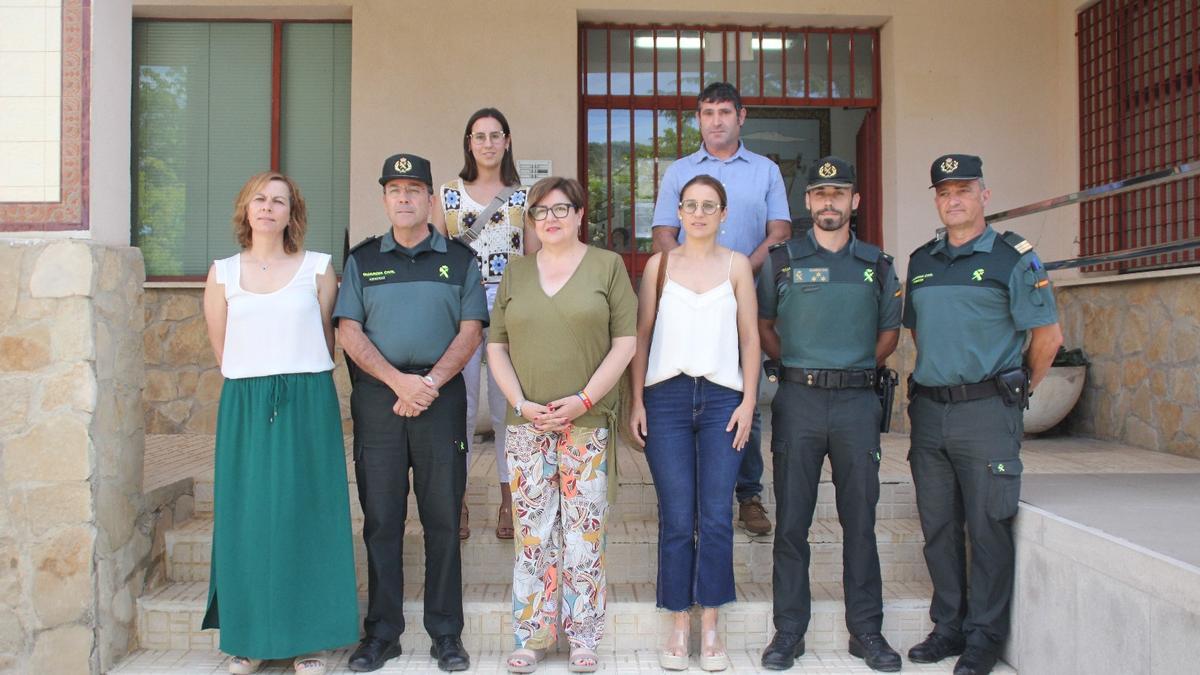 La subdelegada del Gobierno y el coronel de la Guardia Civil con las alcaldesas de Benassal y Vilafranca, en el cuartel de Benassal.