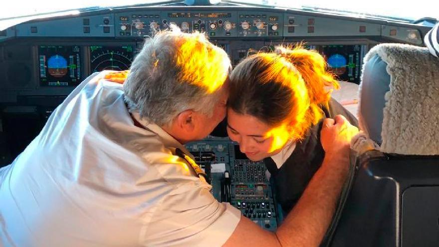 Un piloto se jubila acompañado de su hija a los mandos del avión