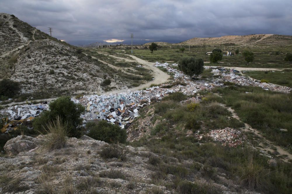 El Ayuntamiento limpiará los solares de Rabasa llenos de escombros