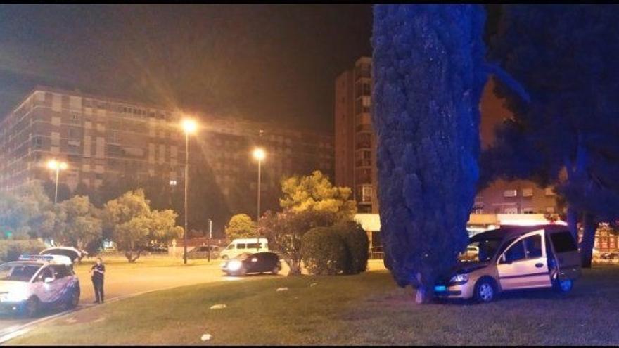 Herida leve tras colisionar contra un árbol de la rotonda de Los Enlaces en Zaragoza