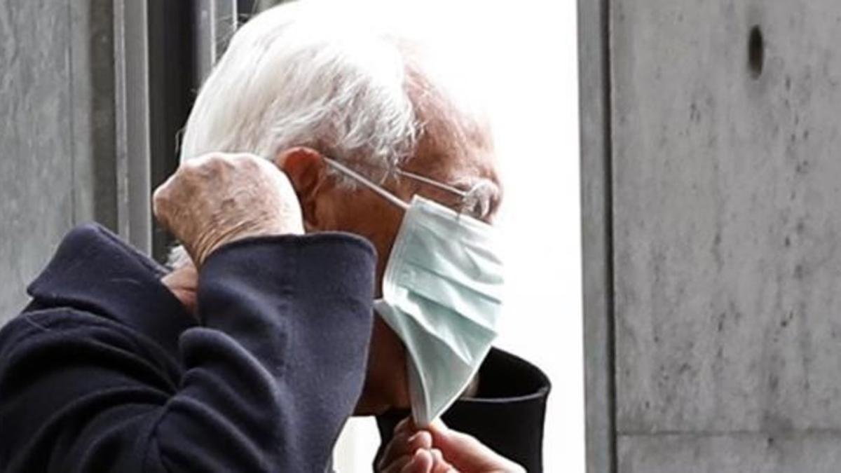 zentauroepp52446797 designer giorgio armani puts on a face mask as he arrives at200529133823