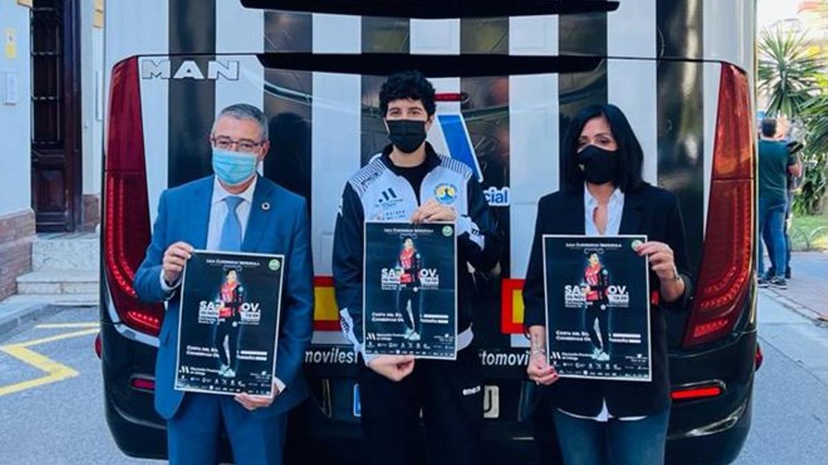 Francisco Salado, Merche Castellanos y Pepa Moreno con el cartel promocional del partido.