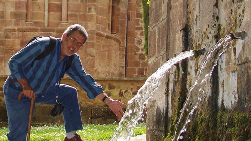 El autor en la iglesia de las Tres Fuentes, en Valgañón (La Rioja).